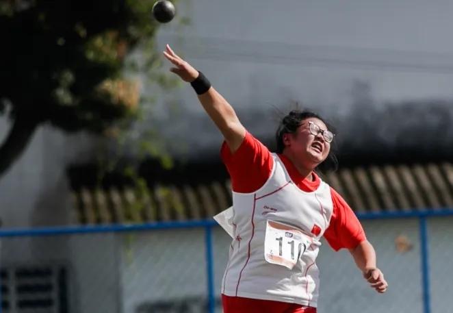 赛中, 沄获女子项, 取各队选手 赛中, 沄获女子项, 取各队选手