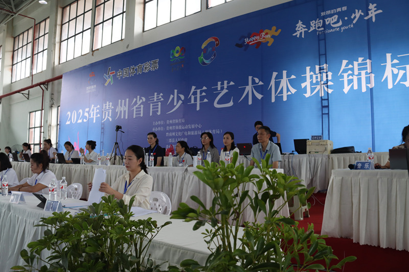 校体育馆开 校体育馆开