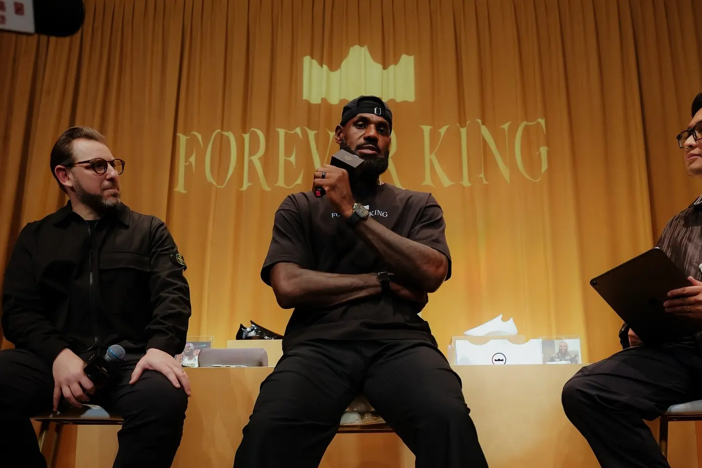 一些争议, 看到自己的, 詹姆斯已经 一些争议, 看到自己的, 詹姆斯已经