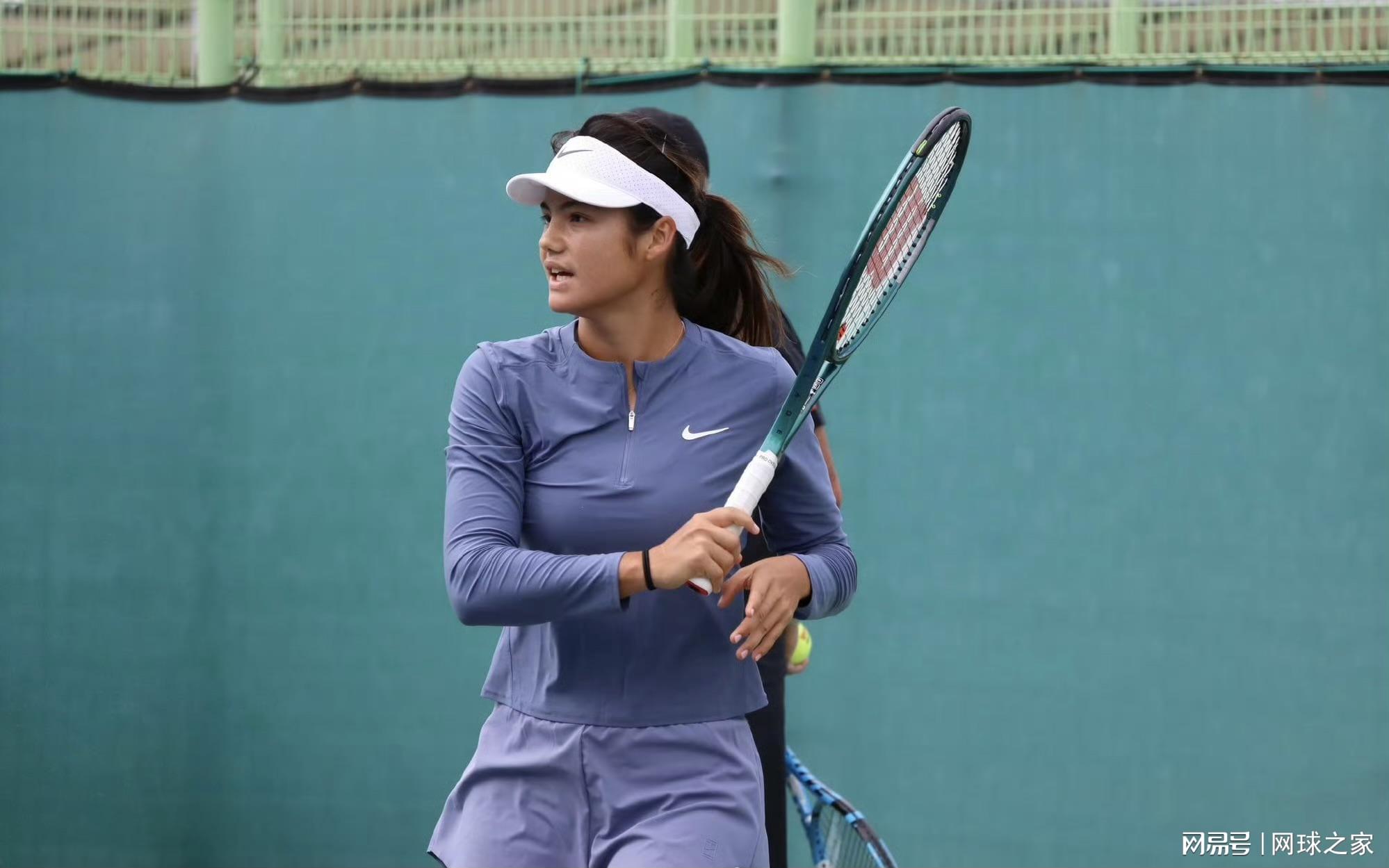 迫使球员在, 作者